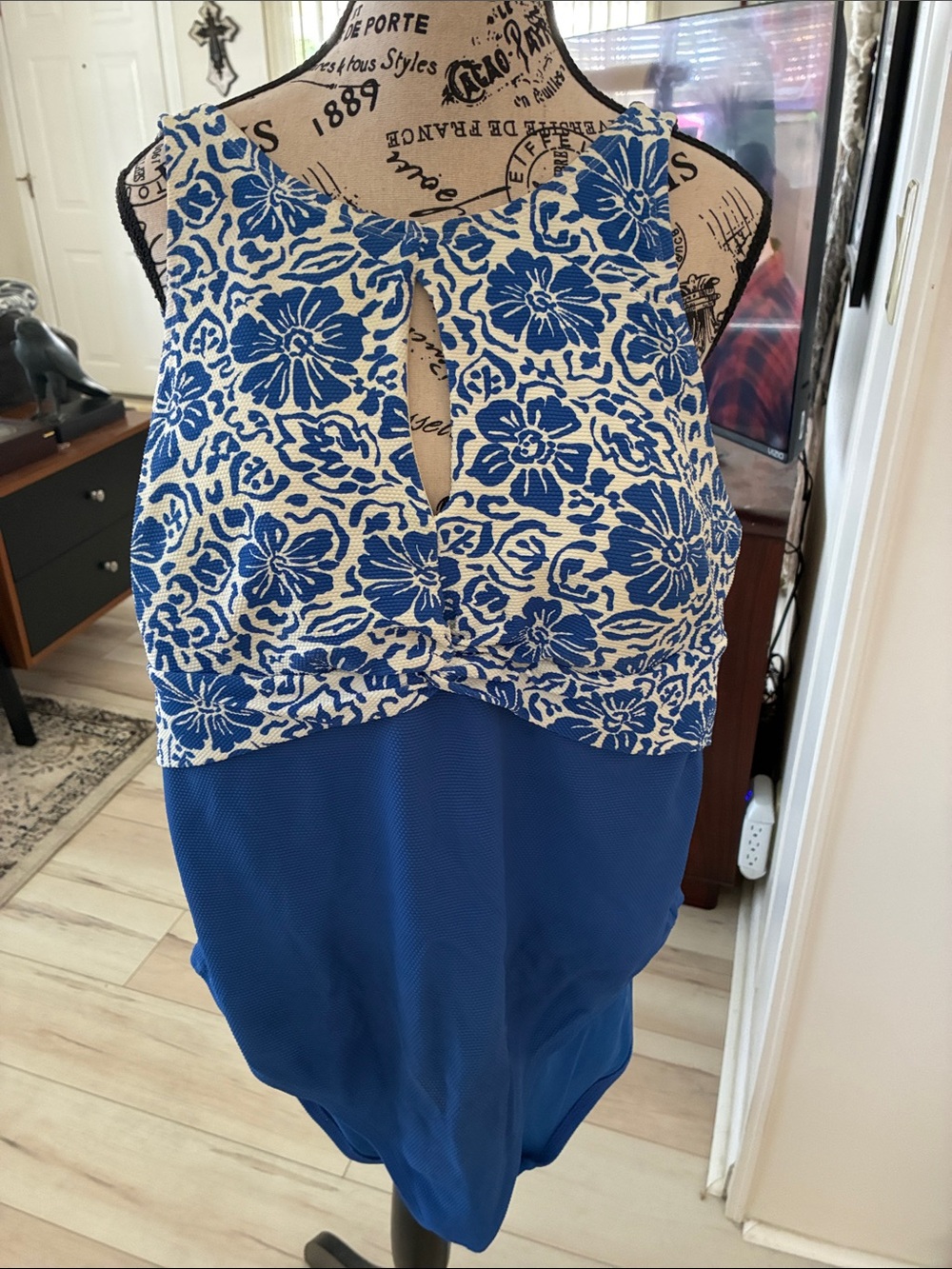 Tommy Bahama Blue and White Floral One-Piece Swimsuit Sz 16 good condition